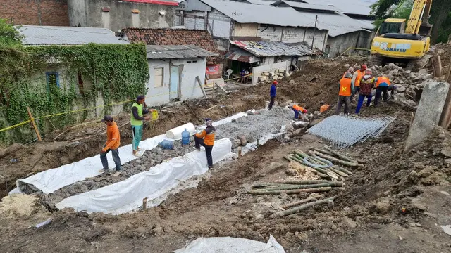 Gubernur Provinsi Jawa Timur Khofifah Indar Parawansa melakukan kunjungan ke lokasi longsor di Jalan Tol Surabaya-Gempol KM 06+200 A.
