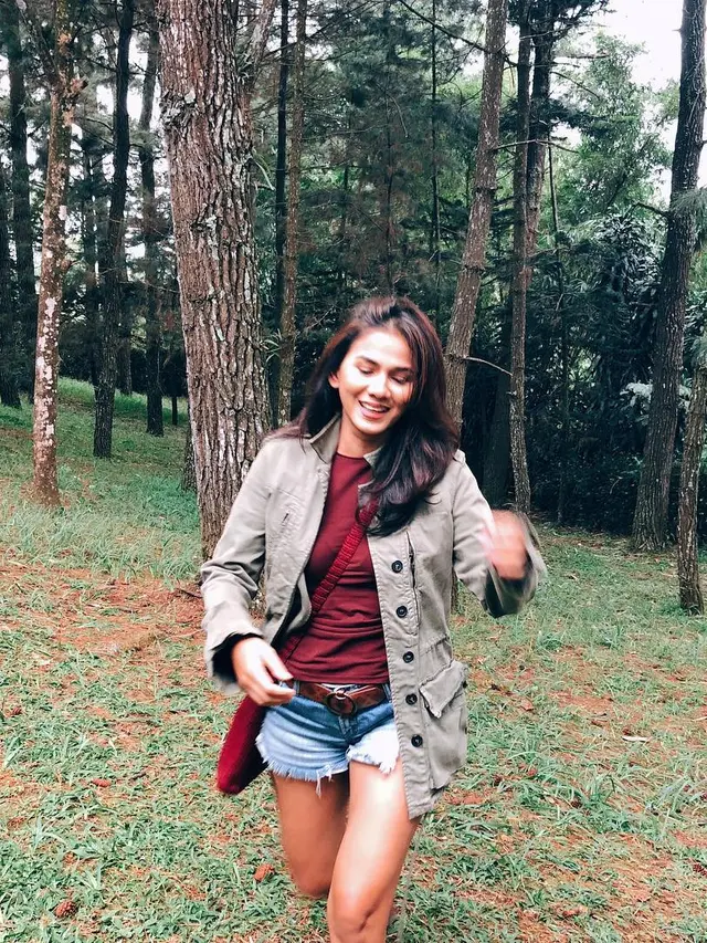 [Bintang] Pakai Celana Jeans, Ini 8 Potret Cantik Nova Eliza