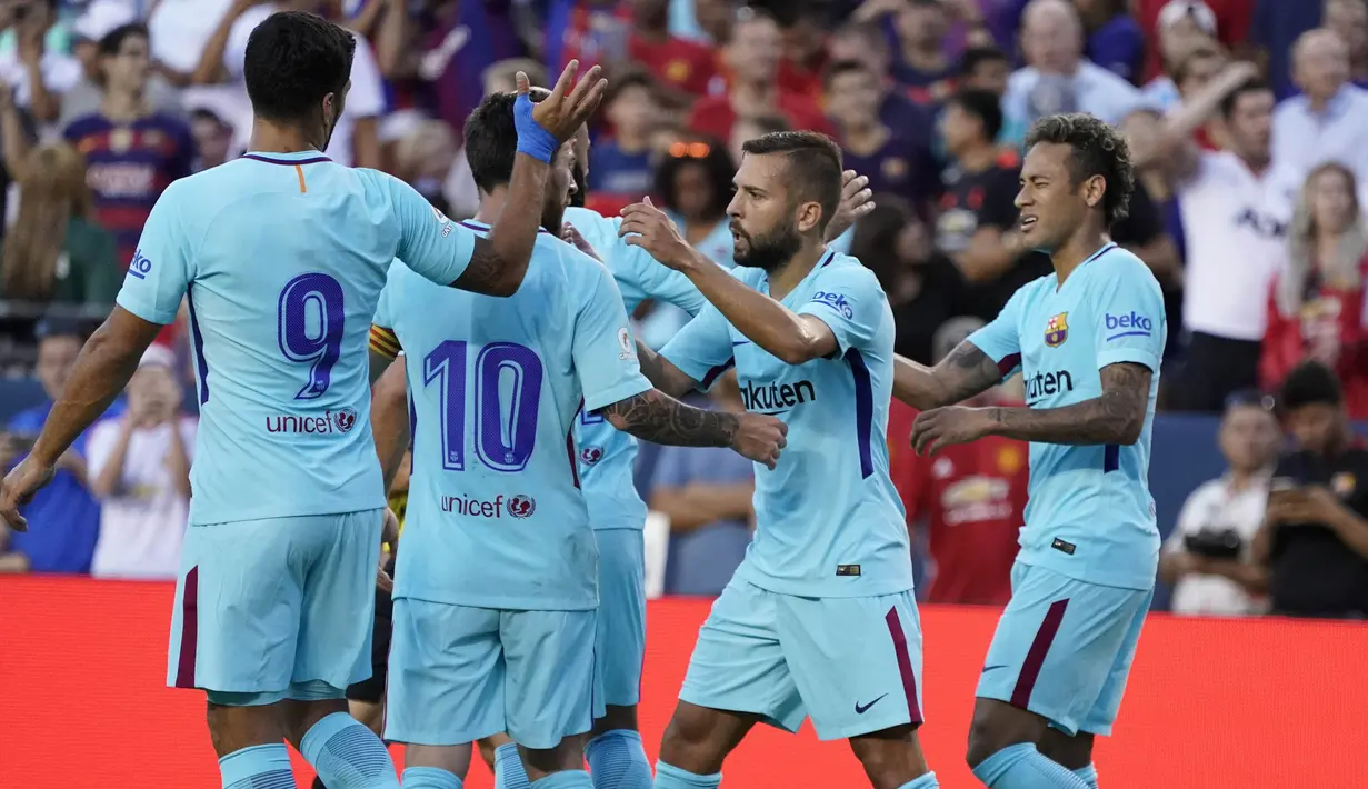 Para pemain Barcelona merayakan gol yang dicetak Neymar ke gawang Manchester United pada laga ICC di Stadion FedEx Field, Maryland, Rabu (26/7/2017). Barcelona menang 1-0 atas Manchester United. (EPA/Shawn Thew)