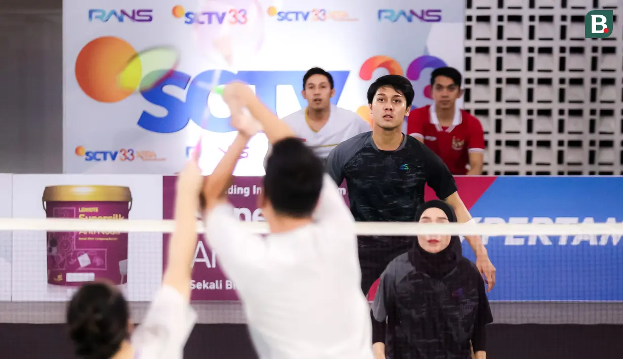 Pasangan selebritas, Rizky Billar dan Lesti Kejora saat bertanding melawan pasangan Raffi Ahmad dan Nagita Slavina pada laga bulu tangkis Turnamen Olahraga Selebriti Indonesia (TOSI) di GOR UNJ, Jakarta, Minggu (16/07/2023). Pasangan Rizky dan Lesti menang dua set langsung atas pasangan Raffi dan Gigi dengan skor 21-12, 21-10. (Bola.com/Bagaskara Lazuardi)