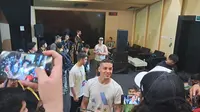 Sosok Alexis Messidoro (menghadap kamera) berbaur di tengah-tengah wartawan Argentina. Dia memakai kaus putih berlogo Adidas dengan ornamen Argentina plus tiga bintang di bawahnya. (Muhammad Adiyaksa/Bola.com)