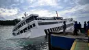 KMP Dharma Rucitra III kandas di Pelabuhan Padang Bai, Karangasem, Bali, Sabtu (13/6/2020). KMP Dharma Rucitra III berangkat dari Pelabuhan Lembar Lombok sebelum akhirnya kandas di Pelabuhan Padang Bai karena gagal melakukan manuver untuk bersandar. (SONNY TUMBELAKA/AFP)