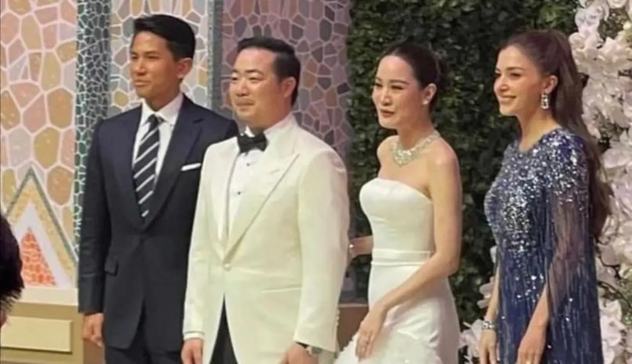 Sementara itu, pangeran Mateen mengenakan setelan jas hitam lengkap dengan kemeja putih dan dasi bergaris.  [@support.anishaik]