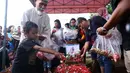 Suasana haru warnai prosesi pemakaman artis senior Renita Sukardi. Sekitar pukul 16.30 jenazah tiba di Tempat Pemakamanan Umum Menteng Pulo, Jakarta Senin (20/4/2017). (Nurwahyunan/Bintang.com)
