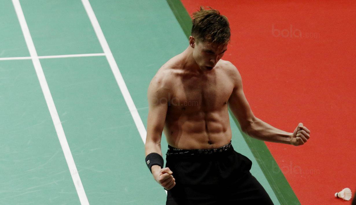 Tunggal putera Denmark, Rasmus Gemke, melakukan selebrasi usai mengalahkan Ihsan Maulana Mustofa pada laga Indonesia Masters 2018 di Istora Senayan, Rabu (24/1/2018). Ihsan takluk 21-17, 21-23, 16-21. (Bola.com/M Iqbal Ichsan)