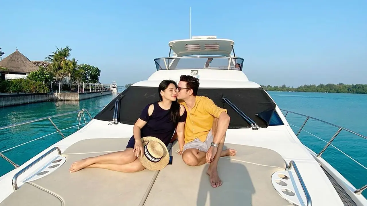 7 Kemesraan Titi Kamal dan Christian Sugiono Saat Liburan di Atas Kapal
