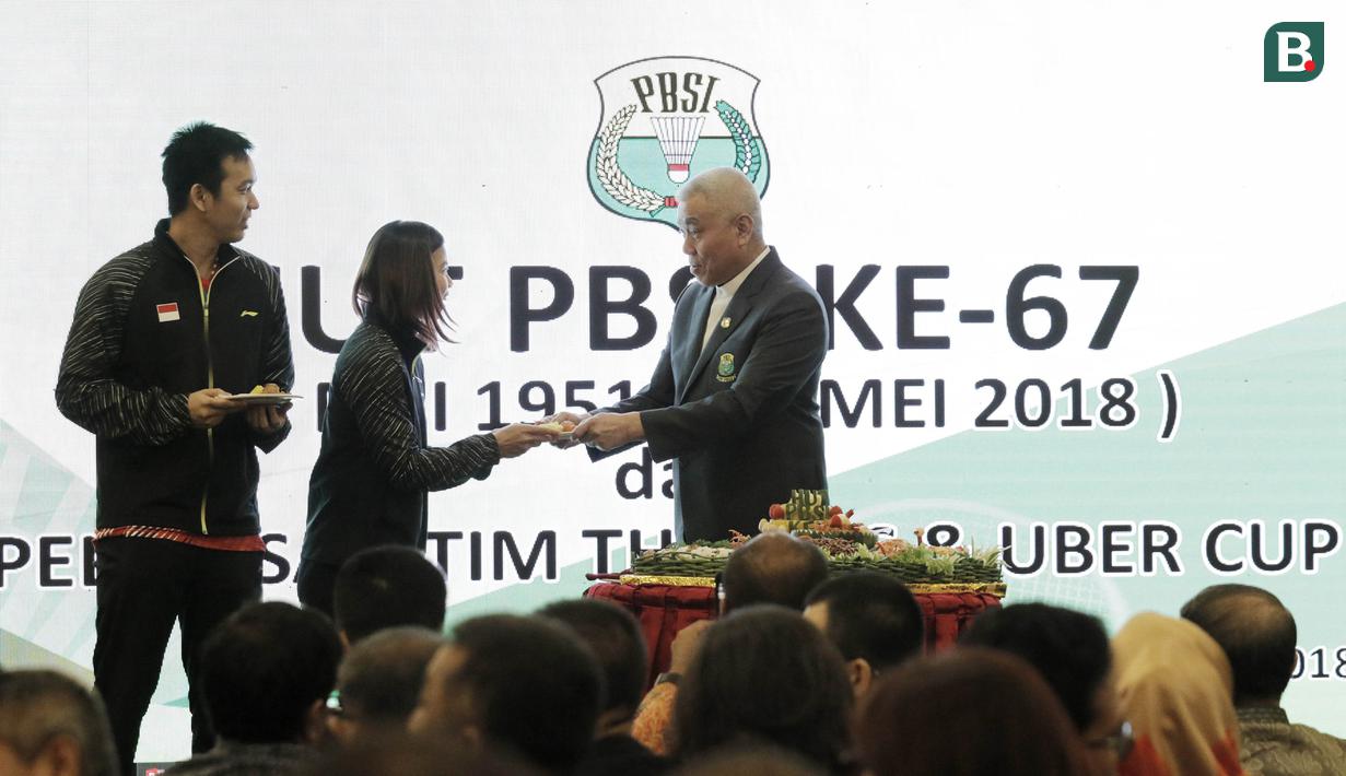 Ketua Harian PBSI, Alex Tirta, memberikan nasi tumpeng kepada perwakilan tim Thomas dan Uber saat pelepasan di Hotel Century, Senayan, Selasa (8/5/2018). Acara pelepasan tersebut sekaligus merayakan ulang tahun PBSI ke 67. (Bola.com/M Iqbal Ichsan)