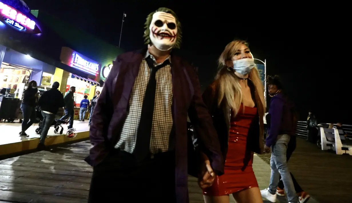 Sejumlah warga yang mengenakan kostum merayakan Halloween di Santa Monica Pier, Los Angeles County, California, AS, 31 Oktober 2020. Akibat pandemi COVID-19, pejabat bidang kesehatan masyarakat mengingatkan publik tentang pentingnya mengenakan masker dengan benar saat merayakan Halloween. (Xinhua)