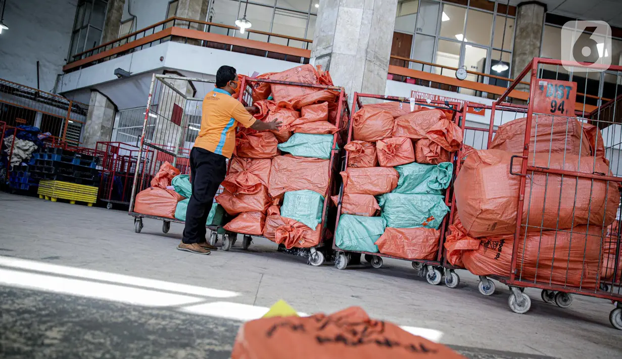 Pekerja menyortir paket dan logistik yang akan didistribusikan di Sentral Pengolahan PT Pos Indonesia (Persero), Jakarta, Jumat (15/5/2020). Pengiriman paket via Pos pada H-9 Lebaran 2020 mencapai 1,8 juta barang atau naik 20 persen dibandingkan periode sama tahun lalu. (Liputan6.com/Faizal Fanani)