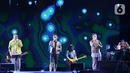 Aksi panggung Kahitna dalam konser New Live Experience 2020 di Parkir Barat JIExpo Kemayoran, Jakarta, Sabtu (29/8/2020). Acara musik dengan konsep drive in concert menjadi alternatif dan solusi hiburan masyarakat saat situasi pandemi. (Fimela.com/Bambang E.Ros)