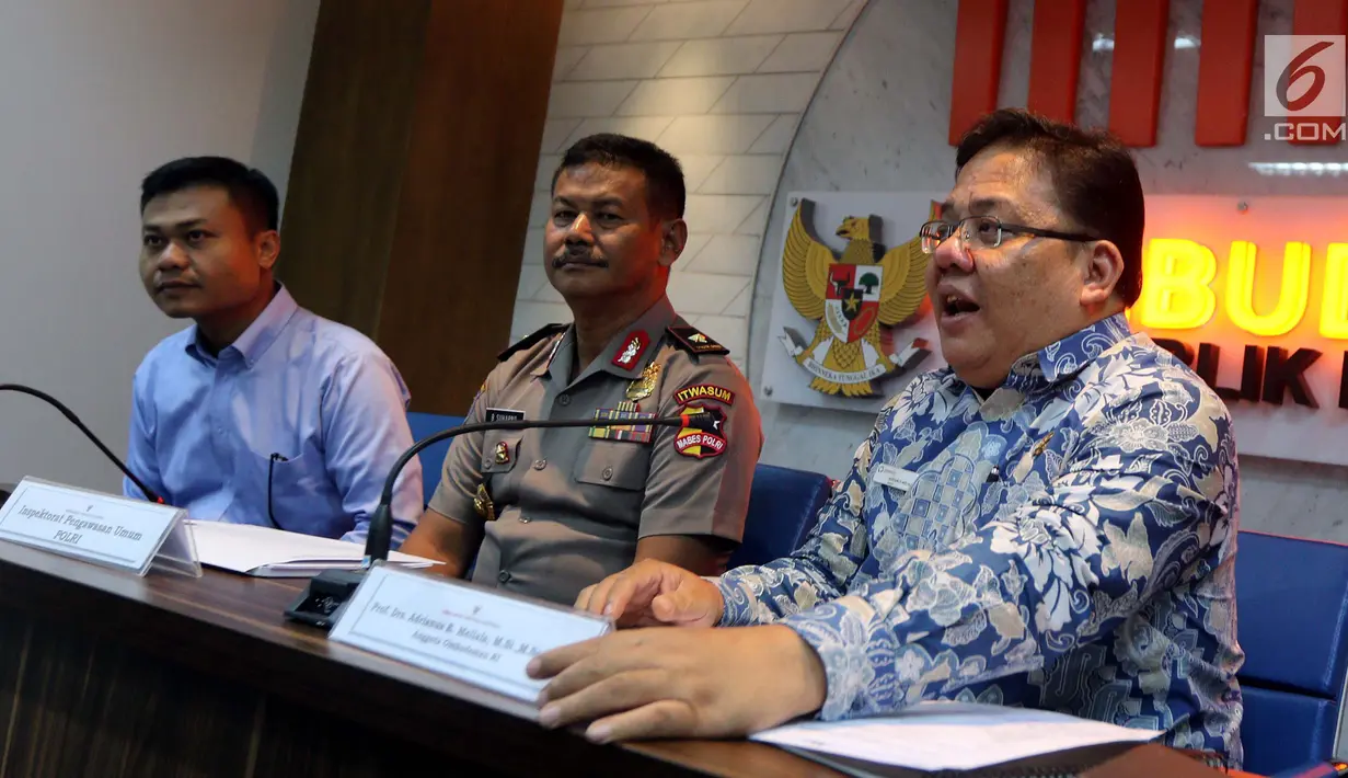 Anggota Ombudsman Adrianus Meliala (kanan) bersama Irwasum Polri Bambang Suhariono (tengah) saat memaparkan hasil kajian terkait perizinan senjata api di Ombudsman RI, Jakarta, Selasa (22/1). (Liputan6.com/JohanTallo)