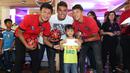 Pemain Bali United, Irfan Bachdim, Mahdi Albar dan Andhika Wijaya, foto bersama peserta usai acara Meet and Greet bertema “Bicara Gaya Hidup Bintang Sepakbola Bersama Bali United di Rumah Indofood” Selasa (11/7/2017). (Dokumentasi Penyelenggara)