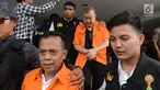 Tim Satgas Antimafia Bola menggiring tersangka dugaan pengaturan skor di Polda Metro Jaya, Jakarta, Rabu (10/4). Satgas Antimafia Bola menyerahkan tersangka dan barang bukti kasus pengaturan skor ke Kejaksaan Agung (Kejagung). (merdeka.com/Imam Buhori)