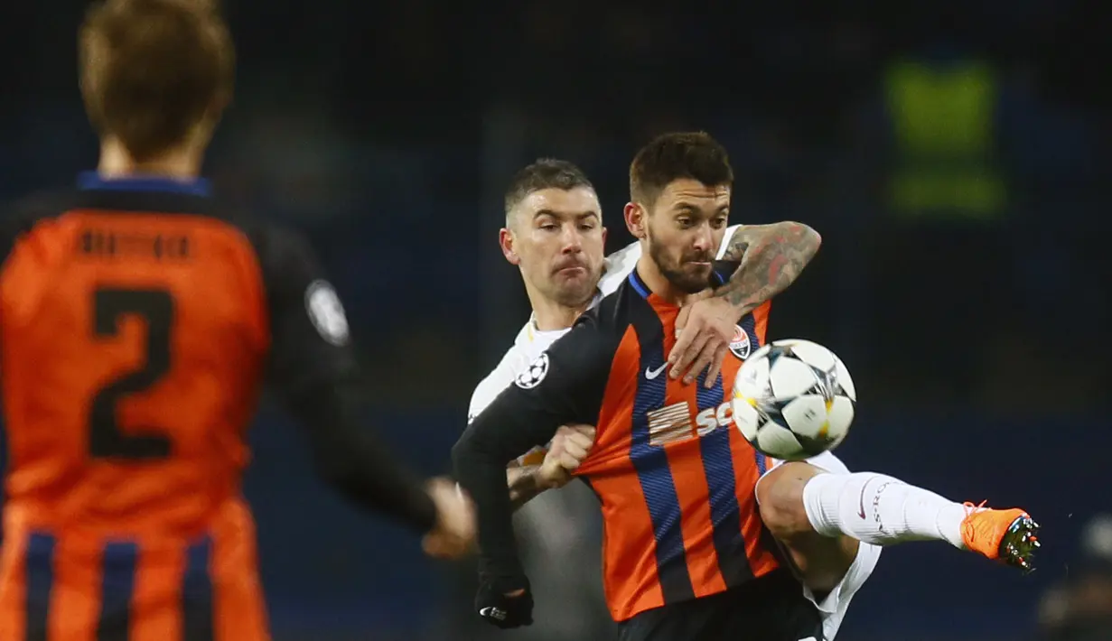 Pemain Shakhtar, Facundo Ferreyra (depan) berebut bola dengan pemain Roma, Aleksandar Kolarov pada laga 16 besar Liga Champions di Metalist Stadium, Kharkiv, Ukraina, (21/2/2018). Shaktar menang 2-1.  (AP/Efrem Lukatsky)