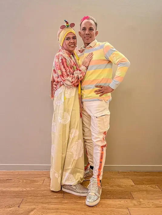 Yang paling menjadi andalan adalah gaya berhijabnya. ia kerap tampil dengan gaya hijab ‘meliuk-liuk’ ala tahun 2000-an. @genifaruk.