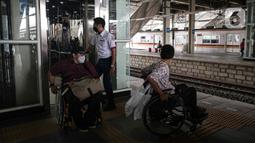 Penyandang disabilitas menjajal fasilitas di Stasiun Jatinegara, Jakarta, Jumat (3/12/2021). Pada Hari Disabilitas Internasional 2021, KAI Commuter mengajak pengguna transportasi dengan disabilitas untuk merasakan sarana dan prasarana perkeretaapian yang lebih aksesibel. (Liputan6.com/Faizal Fanani)
