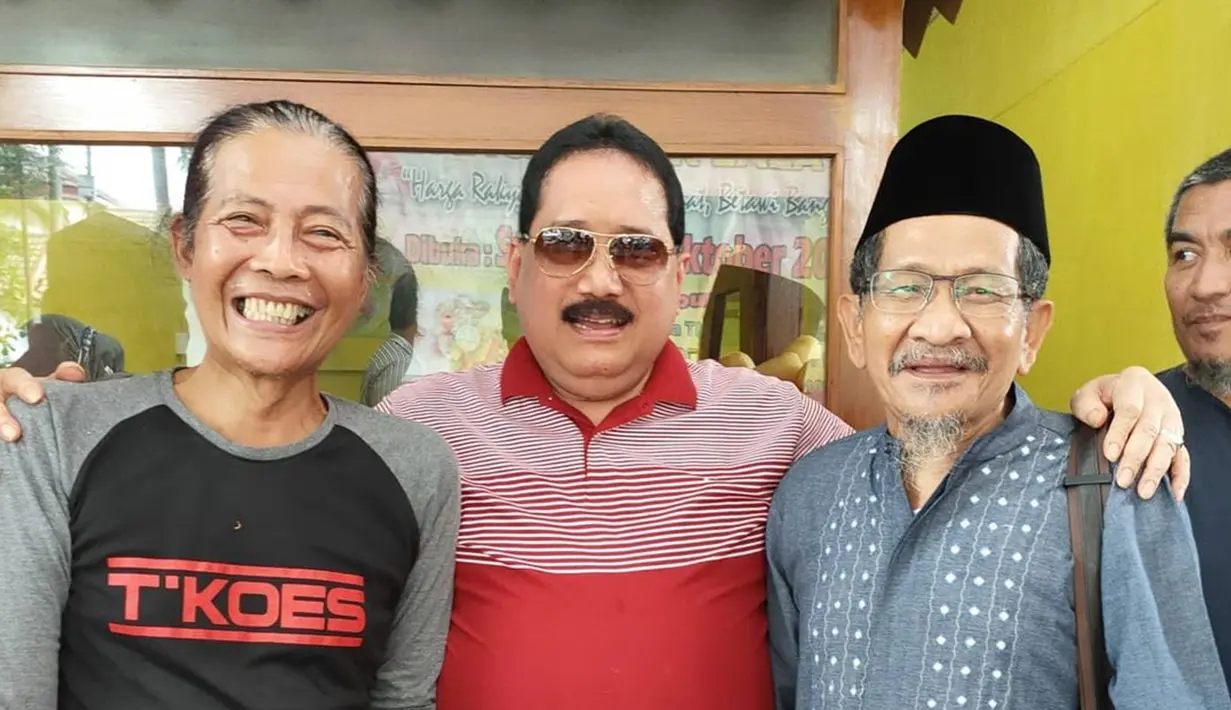 Sudah banyak artis pendatang baru yang hiasi layar kaca, namun nama tiga artis senior Tanah Air ini tetap melekat di hati masyarakat. Namanya seakan tak tergerus oleh zaman dan tetap diingkat meski sudah puluhan tahun berlalu. Sekadar ngobrol dan bincang ringan, kebahagiaan terpancar jelas di wajah tiga artis senior ini. (Liputan6.com/IG/@yusuf_jaka)