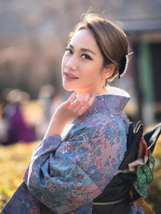 BCL tampil dengan kimono nuansa biru dan pink lengkap dengan obi warna hitam [@bclofficial]