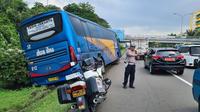 Bus terperosok di seputaran exit Tol Bogor, Selasa siang (25/4/2023).(Liputan6.com/ Polresta Bogor Kota)
