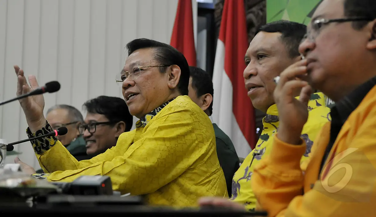 Ketua Umum Golkar Munas Ancol, Agung Laksono menjawab pertanyaan wartawan saat berkunjung ke markas PKB di Jl. Raden Saleh, Jakarta. Rabu (18/3/2015). (Liputan6.com/Johan Tallo)