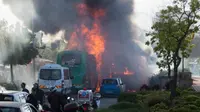 Ledakan yang terjadi di dalam bus kota di Yerusalem, Israel, mengakibatkan kendaran tersebut terbakar (Reuters).