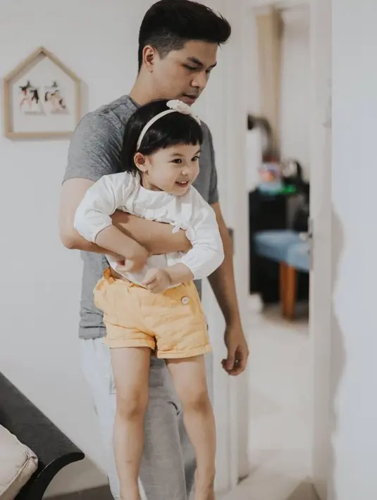 Di akun Instagram pribadinya, Glenn Alinskie kerap mengunggah potret saat dirinya menggendong Nastusha. (Foto: instagram.com/glennalinskie)