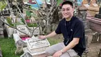 Baru-baru ini, Ifan Seventeen membagikan momen ziarah ke makam Dylan Sahara. Seperti diketahui, istri Ifan Seventeen menjadi korban dalam bencana tsunami di Banten tahun 2018 lalu. Selang 3 tahun kepergian almarhum, Ifan resmi menikah lagi dengan Citra Monica. (Liputan6.com/IG/@ifanseventeen)