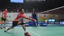 Ganda campuran Indonesia, Tontowi/Liliyana mengembalikan kok ke arah Kenichi Hayakawa/Misaki Matsutomo asal Jepang di Indonesia Open Superseries Premier 2015, Jakarta, Rabu (4/6/2015). Tontowi/Liliyana menang  21-12, 21-16. (Liputan6.com/Herman Zakharia)