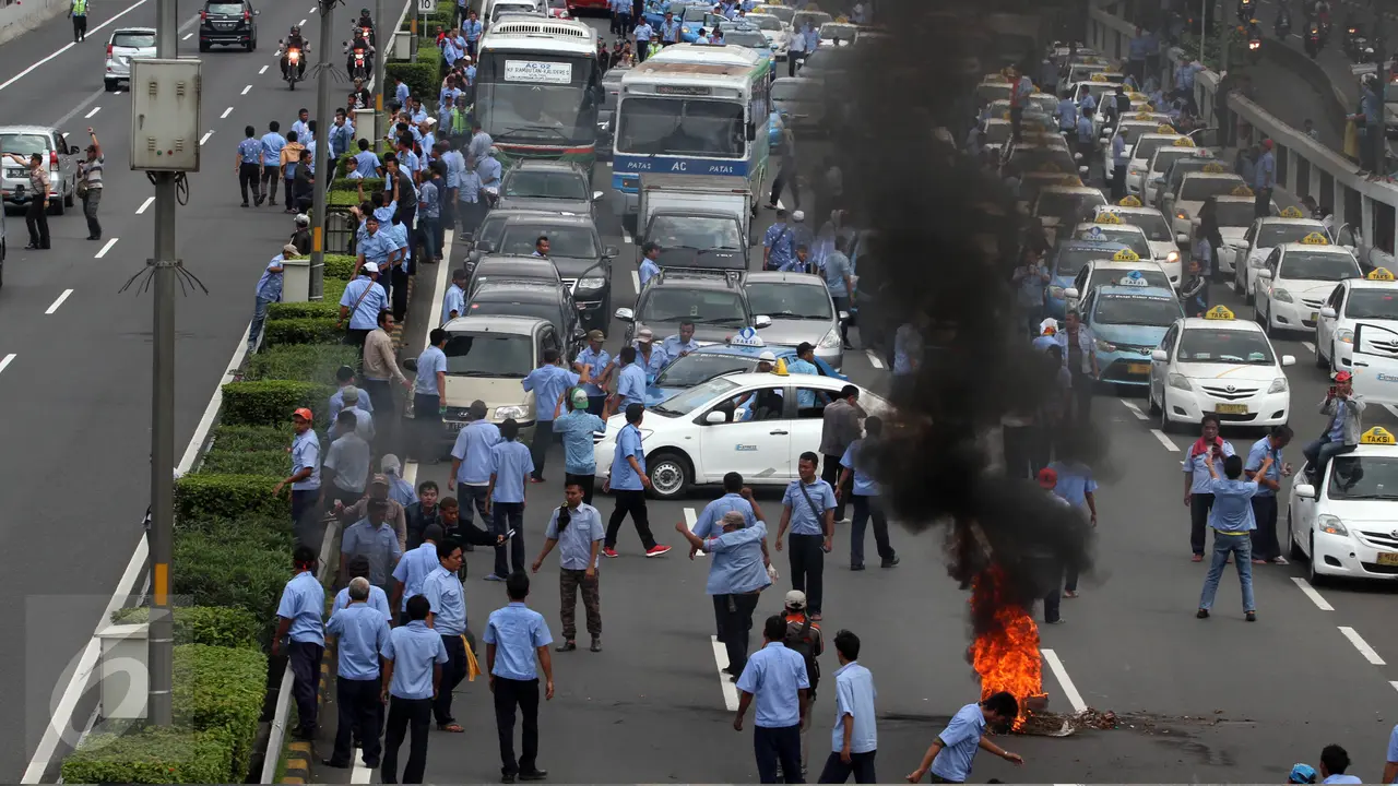 20160322-Bakar Ban, Sopir Taksi Coba Blokir Tol Dalam Kota -Jakarta