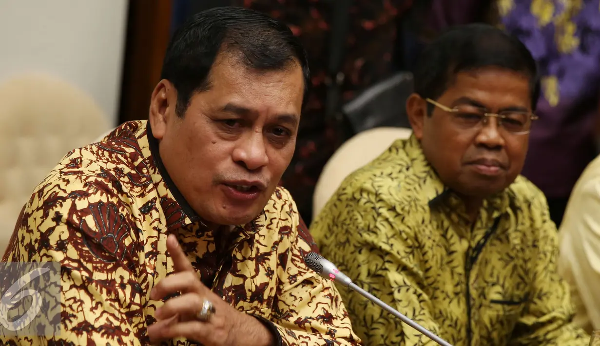 Idrus Marham (kanan), bersama Ketua Harian DPP Partai Golkar Nurdin Halid (kiri) memberikan keterangan pers setelah melakukan rapat pleno Fraksi PG DPR yang membahas pergantian Ketua DPR di Gedung DPR/MPR, Jakarta, Rabu (23/11). (Liputan6.com/Johan Tallo)