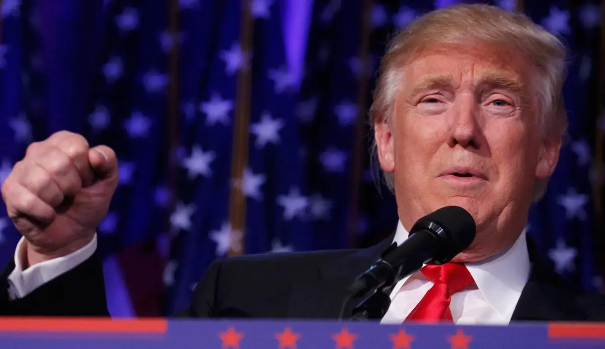 Presiden ke-45 AS, Donald Trump mengepalkan tangan saat berpidato di hadapan para pendukungnya di Manhattan, New York, Rabu (9/11). Trump berhasil mendapat suara electoral votest lebih dari 270, sebagai syarat kemenangan Pilpres AS (REUTERS/Carlo Allegri)
