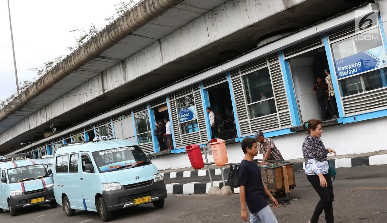 Sejumlah angkutan umum menunggu penumpang di Terminal Kampung Melayu, Jakarta Timur, Kamis (1/6). Sebelumnya telah terjadi bom bunuh diri di Terminal Kampung Melayu yang menewaskan lima orang dan melukai sebelas. (Liputan6.com/Immanuel Antonius)