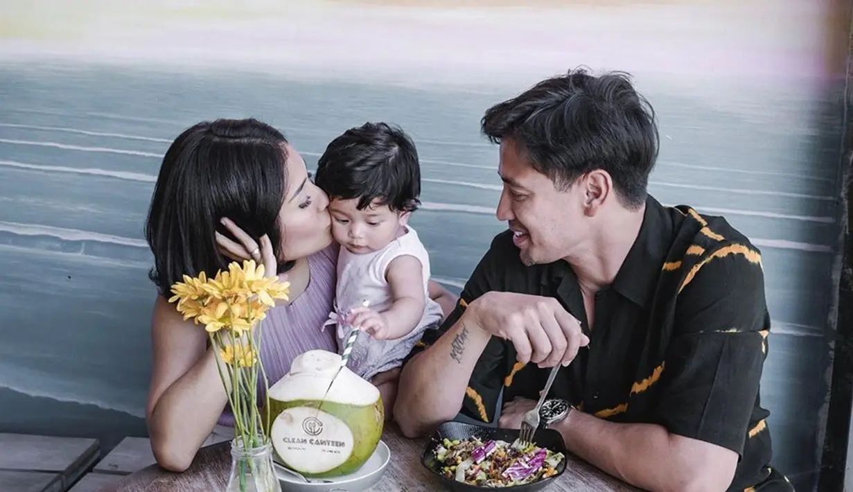 Habiskan momen liburan ke Bali, kali ini Tarra Budiman dan Gya Sadiqah mengajak juga putri kecil mereka. (Liputan6.com/IG/@tarrabudiman)