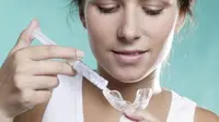 Menggunakan Hidrogen Peroksida untuk memutihkan gigi. Sumber : independent.co.uk.