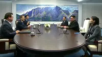 Suasana pertemuan antara Pemimpin Korea Utara Kim Jong Un dengan Presiden Korea Selatan Moon Jae-in di Peace House, Panmunjom, Korea Selatan, Jumat (27/4). Kedua negara akan membahas masalah senjata nuklis Korea Utara. (Korea Summit Press Pool via AFP)