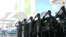 Pasukan TNI AD juga ikut terlibat dalam pembongkaran dan penertiban pedagang (Liputan 6.com/ Faisal R Syam)