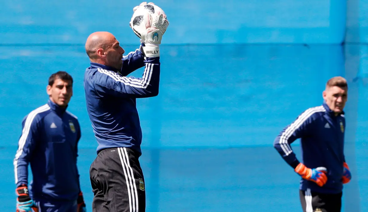 Kiper Argentina Wilfredo Caballero menangkap bola saat mengikuti sesi latihan di Bronnitsy, Rusia, (15/6). Argentina akan bertanding melawan Islandia pada grup D Piala Dunia 2018 di Spartak Stadium, Moskow.  (AP Photo / Ricardo Mazalan)