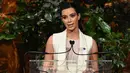 Kim Kardashian, istri dari Kanye West ini dikabarkan menyembunyikan kebahagiaannya. Mengenakan pakaian bergaya kasual, Kim disebut sedang mengandung anak ke-3 nya yang sudah lama menjadi perbincangan. (AFP/Bintang.com)