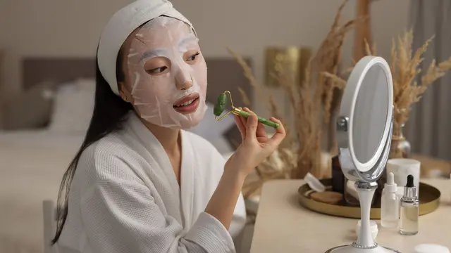 Penggunaan masker wajah secara rutin dapat membantu mengurangi sebaceous filament