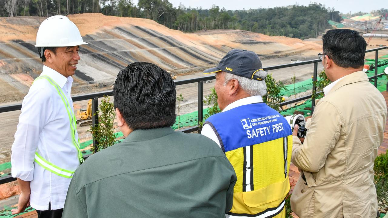 Jokowi Tinjau Pembangunan Jalan Tol IKN