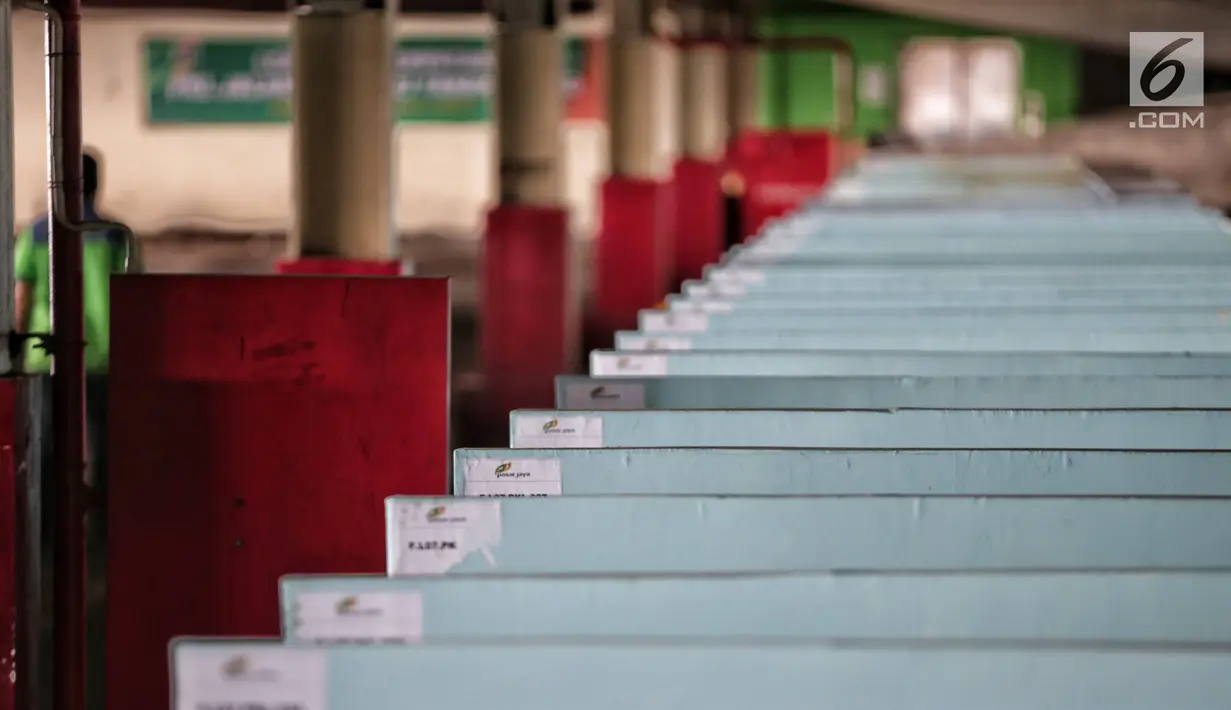 Deretan kios penampungan pedagang kaki lima (PKL) yang kosong di Blok F Tanah Abang, Jakarta, Kamis (31/1). Hingga kini tempat untuk PKL yang tidak memperoleh lapak di skybridge Tanah Abang itu sepi dan tak diminati pedagang. (Liputan6.com/Faizal Fanani)