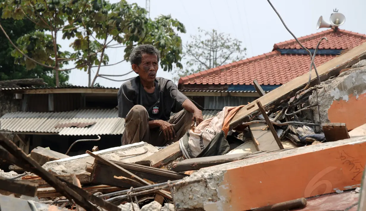 Seorang pria termangu diantara reruntuhan kios pedagang Terminal Depok, Jawa Barat, yang dibongkar, (8/10/2014). 150 bangunan kios dan 80 lapak PKL ditertibkan guna pembangunan terminal terpadu kota Depok, Jawa Barat. (Liputan6.com/Helmi Fith
