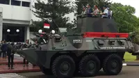 Presiden Jokowi bersama dengan Panglima TNI Jend Gatot Nurmantyo beserta KASAD, KASAL dan KASAU dan Direktur Utama Pindad Abraham Mose menjadi penumpang VVIP Anoa Amphibious.