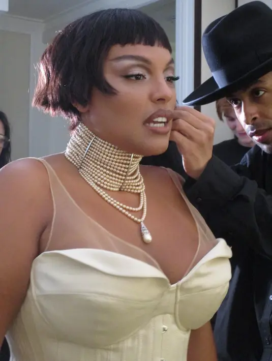 <p>Model plus size Palome Elsesser memangkas rambutnya menjadinya blunt bob dengan poni super-pendek. Ia juga menyajikan alis yang dramatis. (Foto: Instagram @palomija)</p>