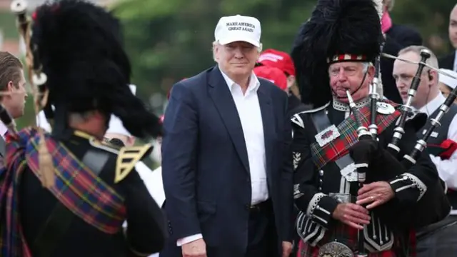 Donal Trump tiba di Skotlandia untuk meresmikan resor golf miliknya
