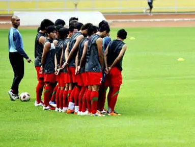 Pelatih Timnas Indonesia Wim Rijsbergen (kanan) memimpin latihan Timnas Senior jelang leg kedua kualifikasi Piala Dunia 2014 melawan Turkmenistan di SUGBK, Senayan, Selasa (26/7). FOTO ANTARA/Andika Wahyu