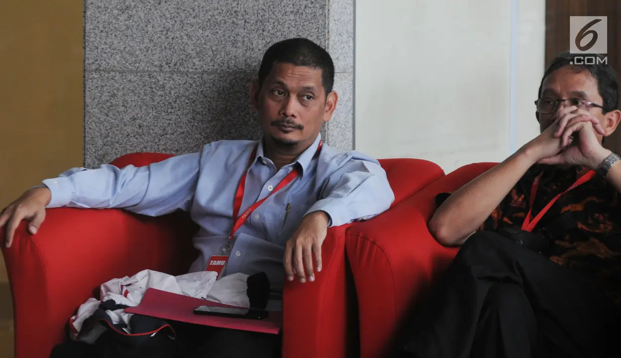 Direktur Bisnis PT INTI, Teguh Adi Suryandono (kanan) menunggu panggilan oleh penyidik di Gedung KPK, Jakarta, Senin (26/8/2019). diperiksa sebagai saksi terkait dugaan menerima suap proyek pengadaan baggage handling system (BHS) atau sistem penanganan bandara untuk 6 bandara. (merdeka.com/Dwi Narwo