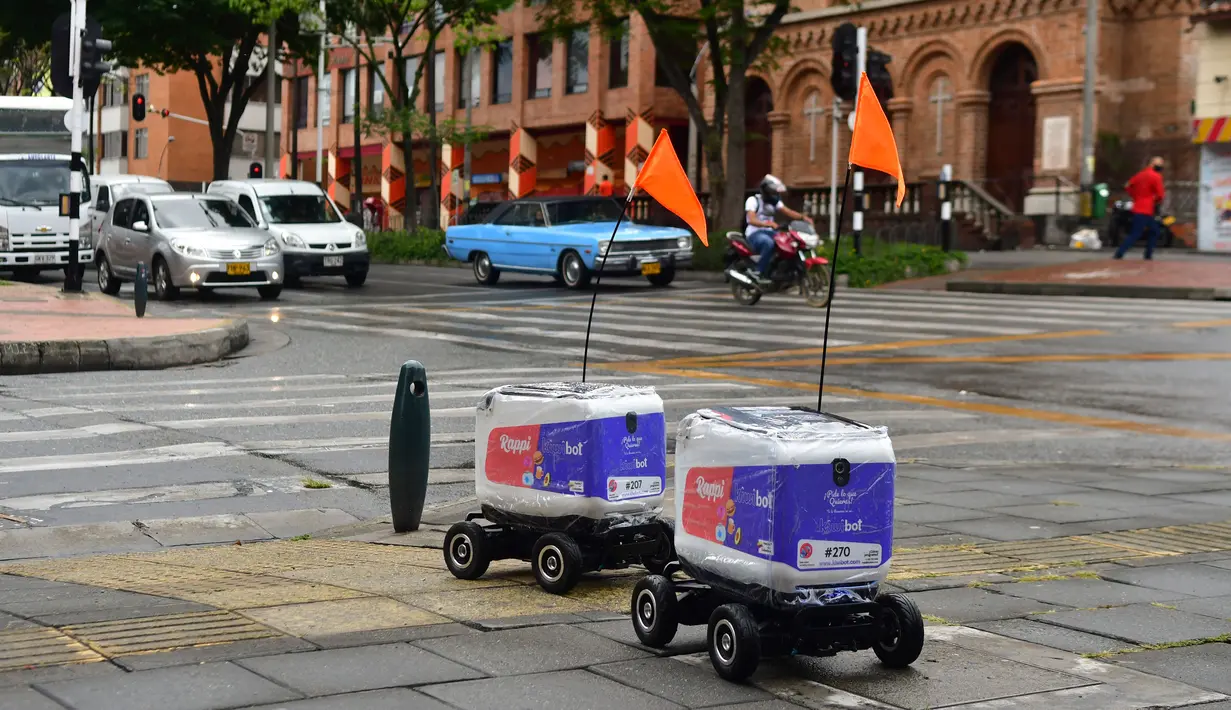 Robot pengiriman berjalan menyusuri jalan di Medellin, Kolombia, Selasa (21/4/2020). Perusahaan rintisan Kolombia, Rappi, menguji coba pengiriman dengan robot sebagai cara aman mendapatkan makanan bagi masyarakat yang terpaksa berada di rumah akibat pandemi virus corona Covid-19. (AP/Luis Benavides)