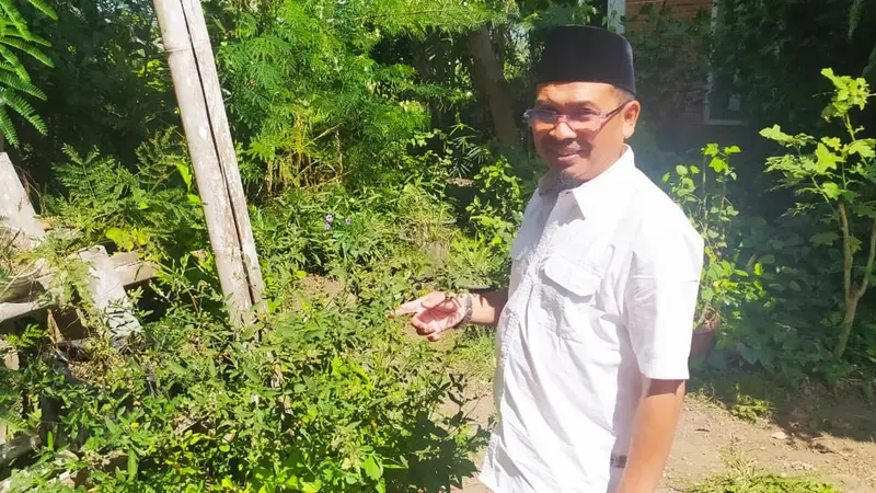 Pimpinan Pesantren Ekolgi Ath-Thaariq Garut  Ustaz Ibang Lukman Nurdin menunjukan ragam tanaman herbal yang berkhasiat bagi tubuh.