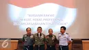 Panglima TNI, Jenderal Gatot Nurmantyo (kedua kiri) bersama Kepala Staf TNI memberi keterangan usai Rapim TNI tahun 2017 di Jakarta, Kamis (19/1). Panglima menjelaskan beberapa hasil putusan Rapim TNI tahun 2017. (Liputan6.com/Helmi Fithriansyah)